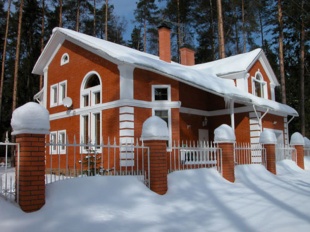 Особенности строительства дома зимой.